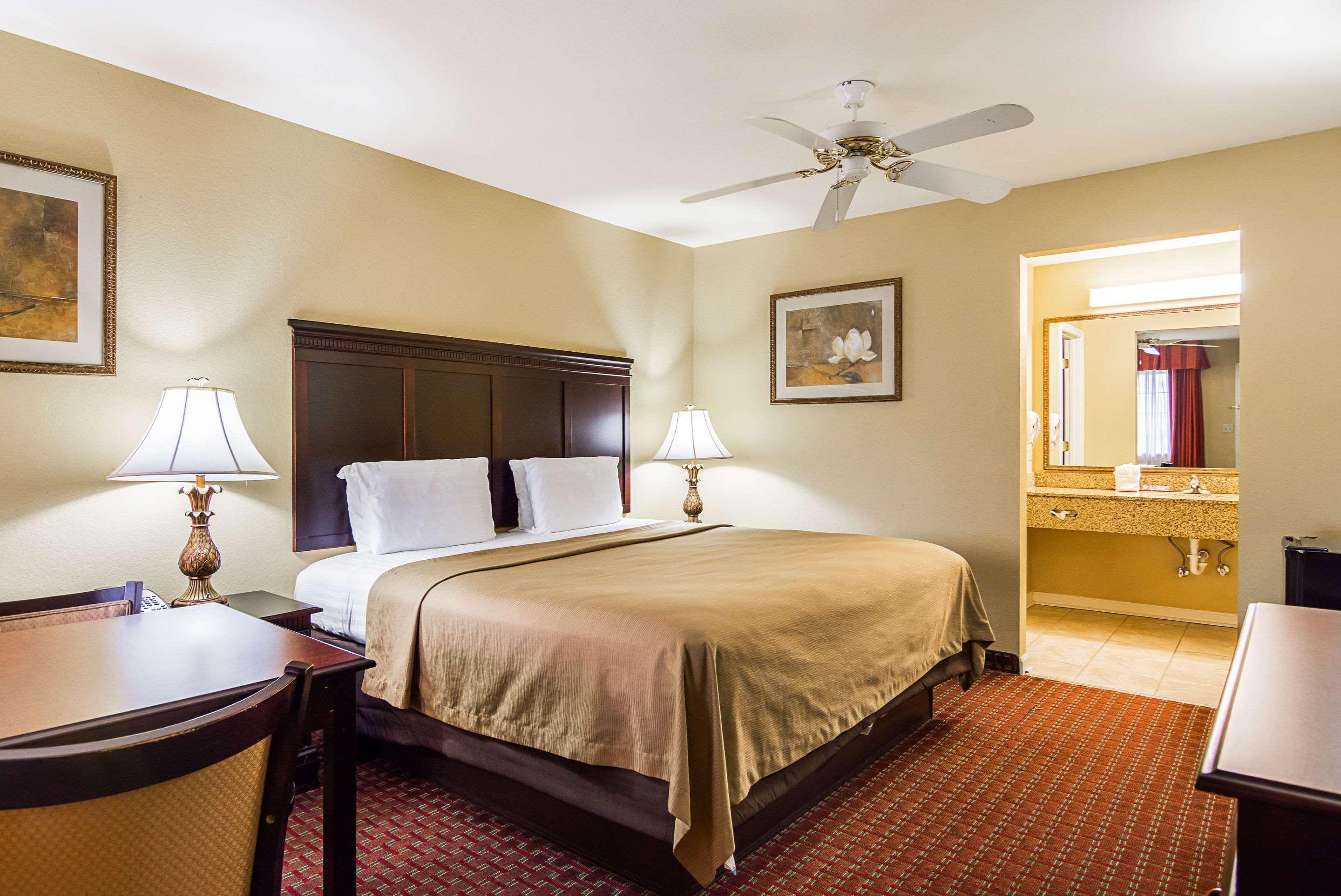Econo Lodge Inn & Suites Bryant Eksteriør billede