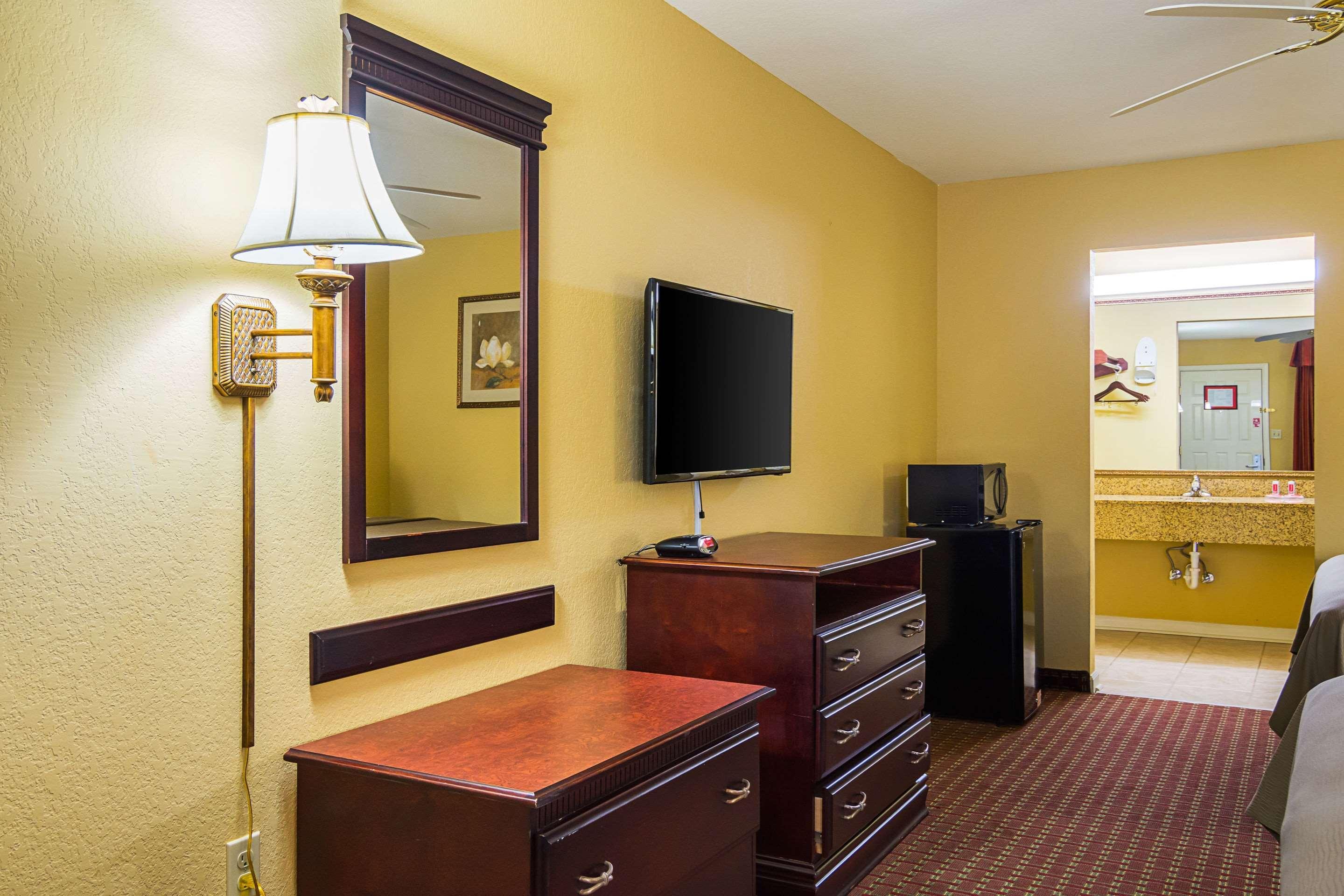Econo Lodge Inn & Suites Bryant Eksteriør billede