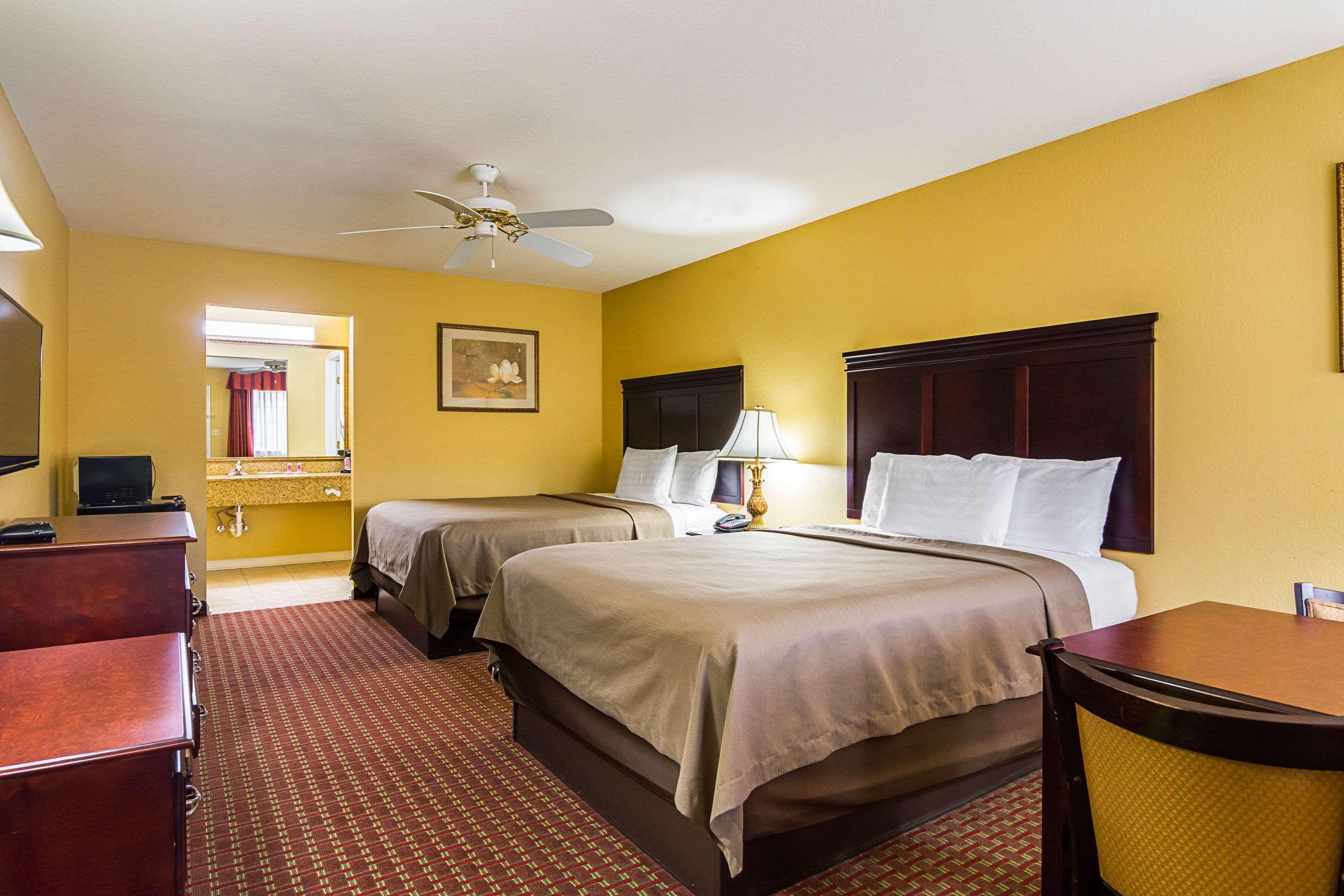Econo Lodge Inn & Suites Bryant Eksteriør billede
