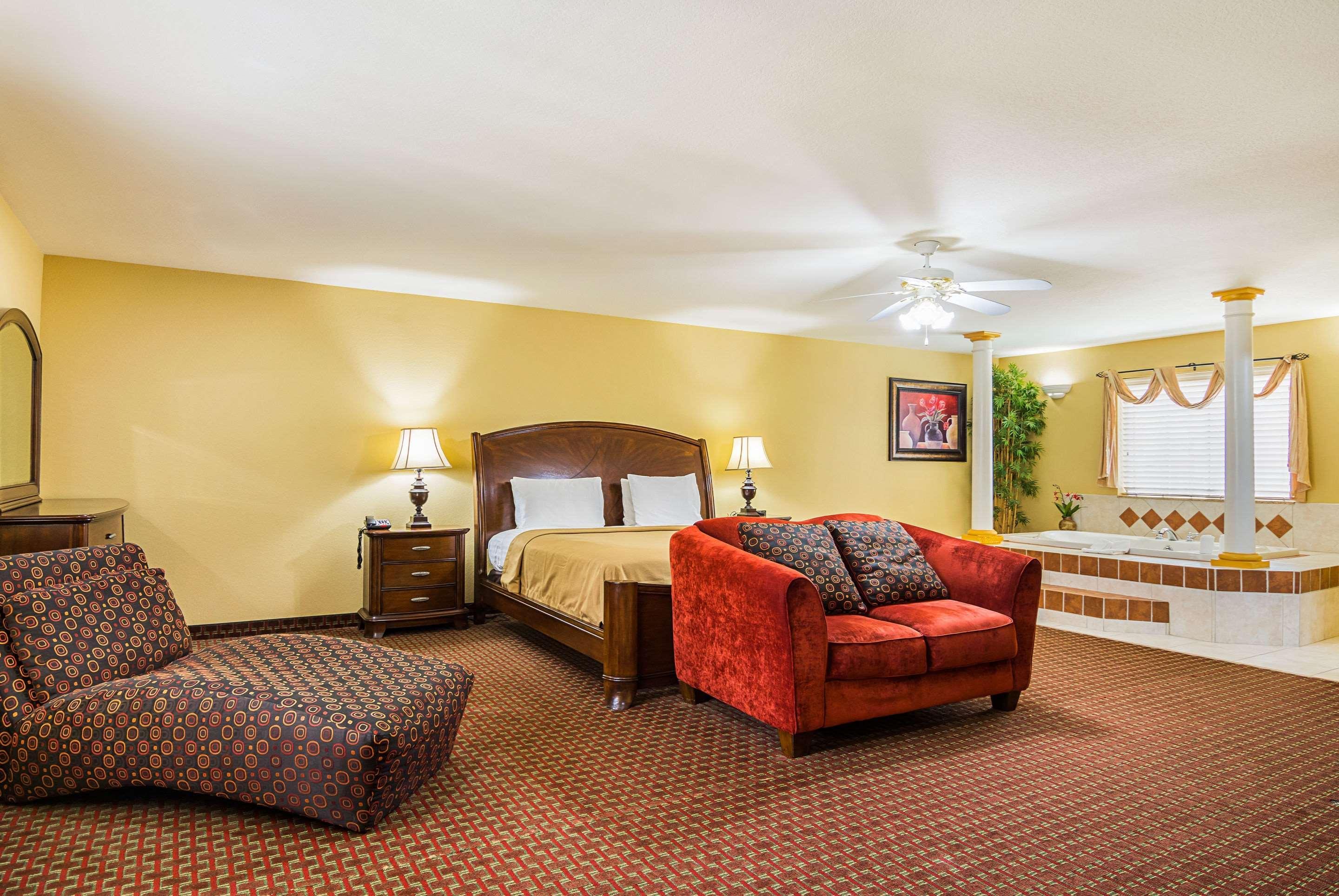 Econo Lodge Inn & Suites Bryant Eksteriør billede