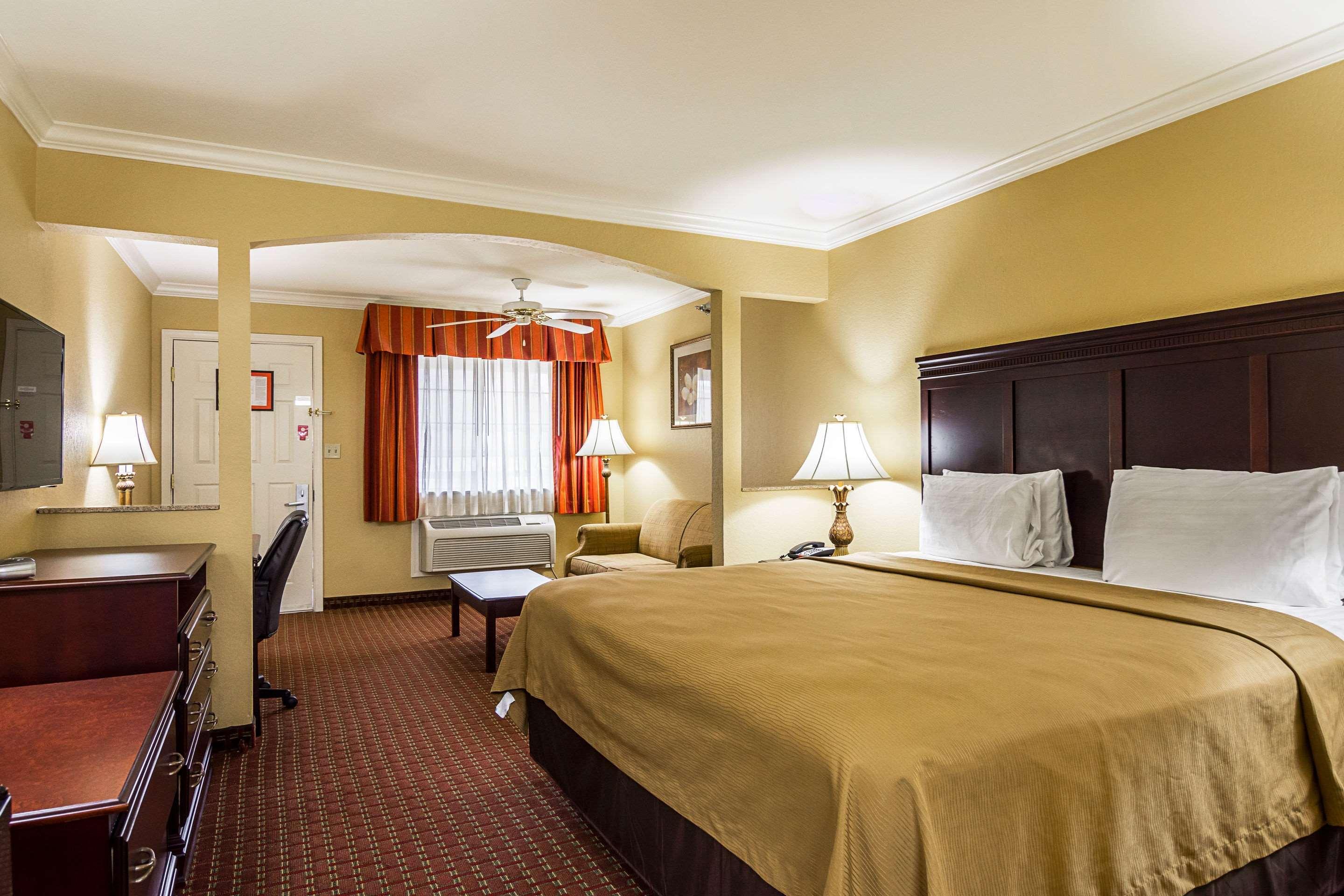 Econo Lodge Inn & Suites Bryant Eksteriør billede